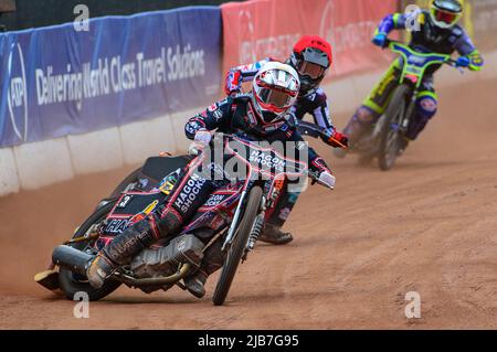 MANCHESTER, REGNO UNITO. GIUGNO 3rd Sam Hagon (bianco) guida Jack Smith (rosso) e Jacob Clouting (giallo) durante la partita della National Development League tra Belle Vue Colts e Oxford Chargers al National Speedway Stadium di Manchester venerdì 3rd giugno 2022. (Credit: Ian Charles | MI News) Credit: MI News & Sport /Alamy Live News Foto Stock