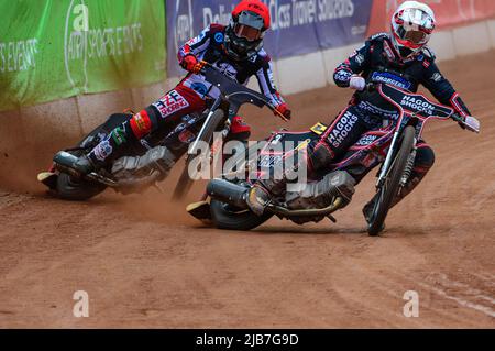 MANCHESTER, REGNO UNITO. GIUGNO 3rd Sam Hagon (bianco) guida Jack Smith (rosso) durante la partita della National Development League tra Belle Vue Colts e Oxford Chargers al National Speedway Stadium di Manchester venerdì 3rd giugno 2022. (Credit: Ian Charles | MI News) Credit: MI News & Sport /Alamy Live News Foto Stock