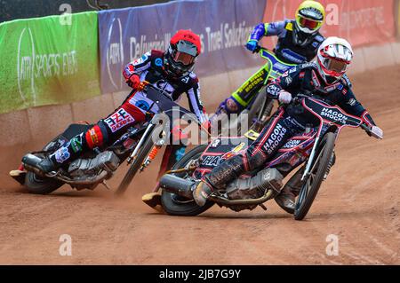 MANCHESTER, REGNO UNITO. GIUGNO 3rd Sam Hagon (bianco) guida Jack Smith (rosso) e Jacob Clouting (giallo) durante la partita della National Development League tra Belle Vue Colts e Oxford Chargers al National Speedway Stadium di Manchester venerdì 3rd giugno 2022. (Credit: Ian Charles | MI News) Credit: MI News & Sport /Alamy Live News Foto Stock