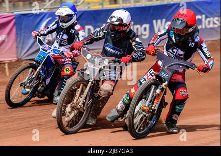 MANCHESTER, REGNO UNITO. GIUGNO 3rd Jack Smith (rosso) all'interno di ben Morley (bianco) e Archie Freeman (blu) durante la partita della National Development League tra Belle Vue Colts e Oxford Chargers al National Speedway Stadium di Manchester venerdì 3rd giugno 2022. (Credit: Ian Charles | MI News) Credit: MI News & Sport /Alamy Live News Foto Stock