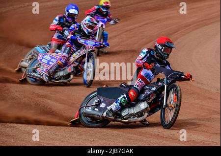 MANCHESTER, REGNO UNITO. GIUGNO 3rd Jack Smith (rosso) guida Henry Atkins (bianco) Freddy Hodder (blu) e Jacob Fellows (giallo) durante la partita della National Development League tra Belle Vue Colts e Oxford Chargers al National Speedway Stadium di Manchester venerdì 3rd giugno 2022. (Credit: Ian Charles | MI News) Credit: MI News & Sport /Alamy Live News Foto Stock