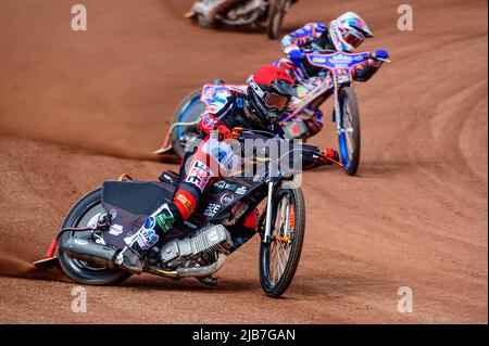 MANCHESTER, REGNO UNITO. GIUGNO 3rd Jack Smith (Red) guida Henry Atkins (White) durante la partita della National Development League tra Belle Vue Colts e Oxford Chargers al National Speedway Stadium di Manchester venerdì 3rd giugno 2022. (Credit: Ian Charles | MI News) Credit: MI News & Sport /Alamy Live News Foto Stock