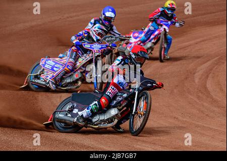 MANCHESTER, REGNO UNITO. GIUGNO 3rd Jack Smith (rosso) guida Henry Atkins (bianco) Freddy Hodder (blu) e Jacob Fellows (giallo) durante la partita della National Development League tra Belle Vue Colts e Oxford Chargers al National Speedway Stadium di Manchester venerdì 3rd giugno 2022. (Credit: Ian Charles | MI News) Credit: MI News & Sport /Alamy Live News Foto Stock