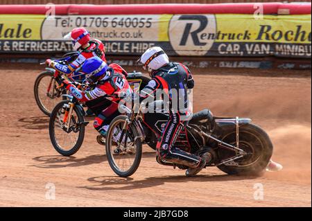 MANCHESTER, REGNO UNITO. GIUGNO 3rd ben Morley (Bianco) insegue Jack Smith (Blu) e Jake Mulford (Rosso) durante la partita della National Development League tra Belle Vue Colts e Oxford Chargers al National Speedway Stadium di Manchester venerdì 3rd giugno 2022. (Credit: Ian Charles | MI News) Credit: MI News & Sport /Alamy Live News Foto Stock