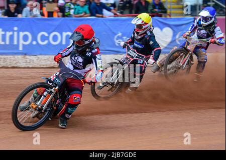 MANCHESTER, REGNO UNITO. GIUGNO 3rd Jack Smith (rosso) guida Sam Hagon (giallo) e Jake Mulford (blu) durante la partita della National Development League tra Belle Vue Colts e Oxford Chargers al National Speedway Stadium di Manchester venerdì 3rd giugno 2022. (Credit: Ian Charles | MI News) Credit: MI News & Sport /Alamy Live News Foto Stock