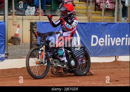 MANCHESTER, REGNO UNITO. GIUGNO 3rd Jack Smith celebra la partita della National Development League tra Belle Vue Colts e Oxford Chargers al National Speedway Stadium di Manchester venerdì 3rd giugno 2022. (Credit: Ian Charles | MI News) Credit: MI News & Sport /Alamy Live News Foto Stock