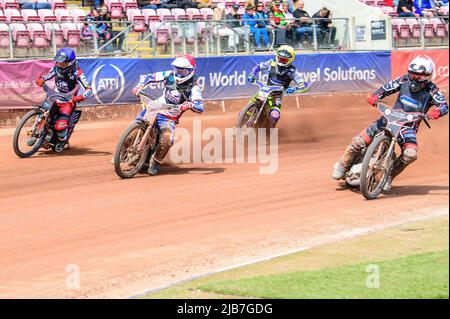 MANCHESTER, REGNO UNITO. GIUGNO 3rd ben Morley (Bianco) all'interno di Jake Mulford (Rosso) e Jack Smith (Blu) con Jacob Clouding (giallo) alle spalle durante la partita della National Development League tra Belle Vue Colts e Oxford Chargers al National Speedway Stadium di Manchester venerdì 3rd giugno 2022. (Credit: Ian Charles | MI News) Credit: MI News & Sport /Alamy Live News Foto Stock