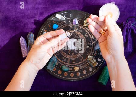 Vista dall'alto delle mani dell'astrologo Foto Stock