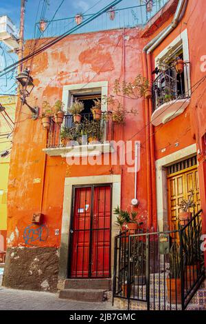 Un appartamento duplex nella città di Guanajuato, Messico. Foto Stock