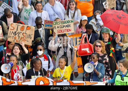 STOCCOLMA, SVEZIA - 3 GIUGNO 2022: Greta Thunberg e venerdì per il futuro dimostrando con gli attivisti del clima a Stoccolma. Foto Stock
