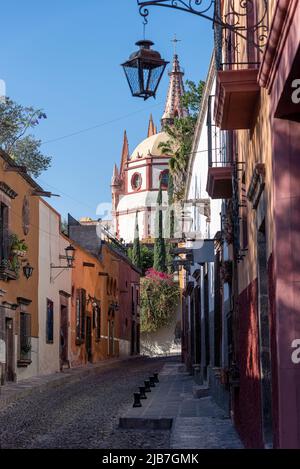 Una strada nel centro di San Miguel de Allende, Messico fiancheggiata da numerose case, appartamenti e aziende. Foto Stock