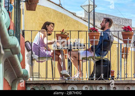 Una coppia che si gode un bel pranzo romantico in un caffè situato su un vero e proprio ponte, Guanajuato, Messico. Foto Stock