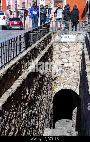 L'ingresso a uno dei tunnel sotterranei per cui la città di Guanajuatos, Messico, è famosa. Foto Stock