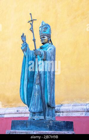 Una statua di un Papa passato, situata di fronte ad una chiesa nella città di Guanajuato, Messico. Foto Stock