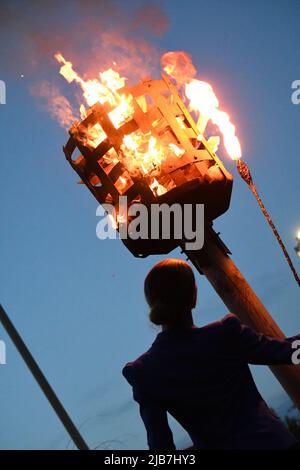 Watford, UK, 2nd giu 2022, illuminazione del faro al Museo di Watford con il vice sindaco Aga Dychton che illumina il faro per il Giubileo del platino., Andrew Lalchan Photography/Alamy Live News Foto Stock