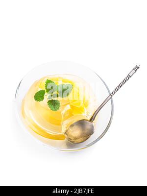 Gelatina gialla di frutta con frutta fresca isolata su bianco Foto Stock