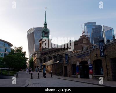 Londra, Greater London, Inghilterra, maggio 21 2022: Tutti gli Hallows dalla chiesa della Torre accanto ai Vaults Tpwer con il grattacielo Sky Garden alle spalle. Foto Stock