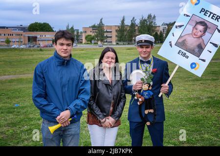 Giovane studente con famiglia, celebrazione del completamento della scuola superiore in Svezia. Foto Stock