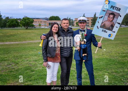 Giovane studente con genitori, celebrazione del completamento della scuola superiore in Svezia. Giovane studente, famiglia, celebrazione Foto Stock