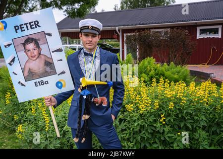 Giovane studente in giardino, celebrazione del completamento della scuola superiore secondaria in Svezia. Foto Stock