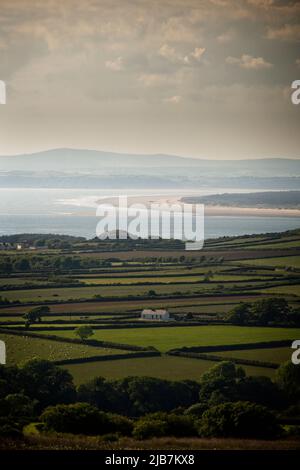 Cyfn Bryn Gower Wales UK High Level Vista panoramica a nord con vista sui campi e le proprietà verso l'estuario di Loughor. Foto Stock