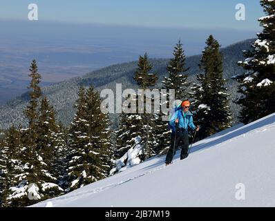 Scialpinismo nelle Alpi della Transilvania, nelle montagne di Fagaras, in Romania, in Europa Foto Stock