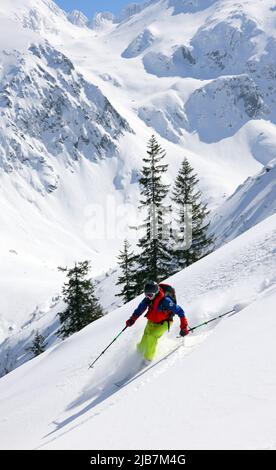 Scialpinismo nelle Alpi della Transilvania, nelle montagne di Fagaras, in Romania, in Europa Foto Stock