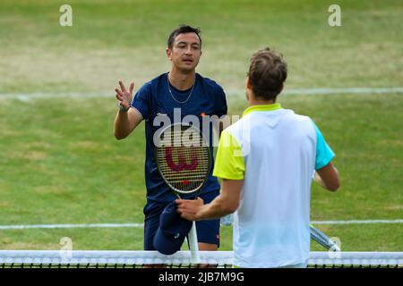 3rd giugno 2022; Surbiton Racket & amp; Fitness Club, Surbiton, Londra, Inghilterra: Trofeo di Surbiton torneo di tennis: Ryan Peniston (GBR) scrolla le mani con otto Virtanen (fin) dopo la loro partita. Foto Stock