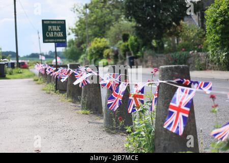 SKEEBY, NORTH YORKSHIRE, UK, JUNE 2nd le bandiere dell'Unione sono in abbondanza per le celebrazioni del Giubileo del platino della regina nel villaggio di Skeeby nella circoscrizione di Rishi Sunak di Richmond (Yorks) (immagine da Pat Scaasi | MI News) accreditamento: MI News & Sport /Alamy Live News Foto Stock