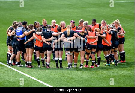 Worcester, Regno Unito. 03rd giugno 2022. Saracens Women Huddle Before the Womens Allianz Premier 15s Gioca fuori Final Match tra Saracens Women e Exeter Chiefs Women al Sixways Stadium di Worcester, Inghilterra, il 3 giugno 2022. Foto di Phil Hutchinson. Solo per uso editoriale, licenza richiesta per uso commerciale. Nessun utilizzo nelle scommesse, nei giochi o nelle pubblicazioni di un singolo club/campionato/giocatore. Credit: UK Sports Pics Ltd/Alamy Live News Credit: UK Sports Pics Ltd/Alamy Live News Foto Stock