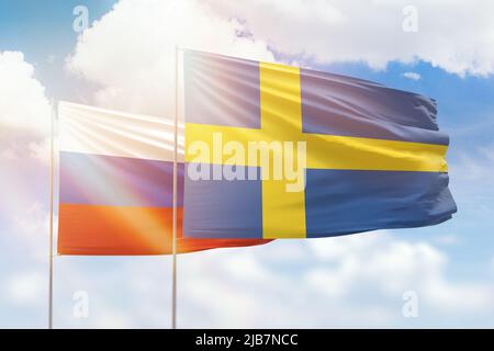 Cielo azzurro soleggiato e bandiere di svezia e russia Foto Stock