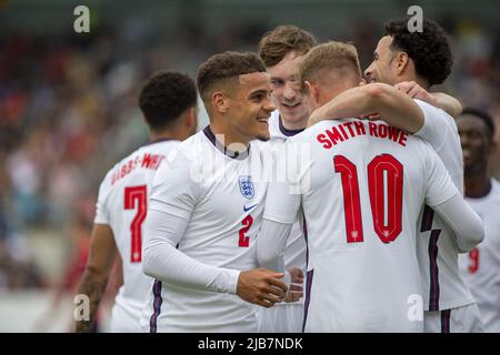 Ceske Budejovice, Repubblica Ceca. 03rd giugno 2022. Emile Smith Rowe (indietro) d'Inghilterra celebra il primo gol durante il Campionato europeo Under-21 2023 UEFA qualifica Gruppo G: Repubblica Ceca vs Inghilterra a Ceske Budejovice, Repubblica Ceca, 3 giugno 2022. Credit: Vaclav Pancer/CTK Photo/Alamy Live News Foto Stock