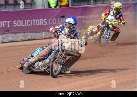 MANCHESTER, REGNO UNITO. GIUGNO 3rd Sam McGurk (116) (Blue) guida Max James (54) (White) durante il British Youth Speedway Championship (Round 4) al National Speedway Stadium di Manchester sabato 10th ottobre 2020. (Credit: Ian Charles | MI News) Credit: MI News & Sport /Alamy Live News Foto Stock