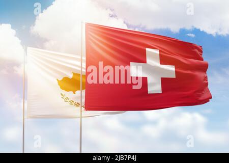 Cielo azzurro soleggiato e bandiere della svizzera e di cipro Foto Stock