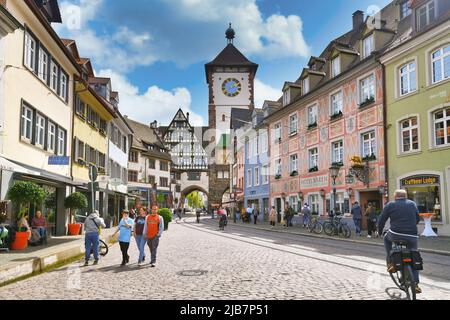 Friburgo, Germania - Aprile 2022: Torre della porta della città vecchia chiamata 'Schwabentor' nel centro storico della città Foto Stock