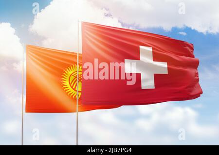 Cielo azzurro soleggiato e bandiere della svizzera e del kirghizistan Foto Stock