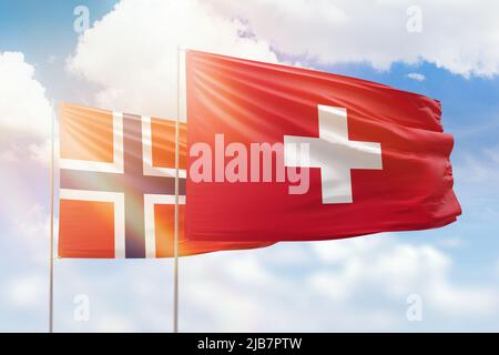 Cielo azzurro soleggiato e bandiere di svizzera e norvegia Foto Stock