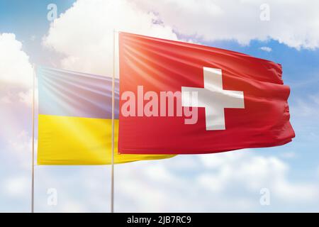 Cielo azzurro soleggiato e bandiere di svizzera e ucraina Foto Stock