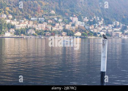 Como, Italia, novembre 2021. Splendida vista sul lago, sull'idrovolante e sulla città di Como in Lombardia in una giornata nuvolosa. Viaggio in italia Foto Stock