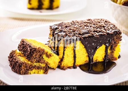 fetta di torta ​​carrot con spolverate di cioccolato, crema di ghiaccio che scorre lungo la torta, dolce tradizionale brasiliano Foto Stock