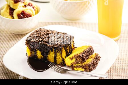 fetta di torta ​​carrot con spolverate di cioccolato, crema di ghiaccio che scorre lungo la torta, dolce tradizionale brasiliano Foto Stock