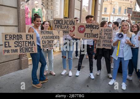 Barcellona, Spagna. 03rd giugno 2022. I manifestanti tengono cartelli contro il nuovo orario di lavoro per la domenica e le festività durante la dimostrazione. Gridando "vogliamo conciliare lavoro e famiglia”, I sindacalisti e i lavoratori del settore retail hanno dimostrato di fronte ai negozi emblematici di Passeig de Gràcia di protestare contro l'estensione dell'orario di lavoro alle domeniche approvata dal governo della Generalitat di Catalogna e ratificata dal Consiglio comunale di Barcellona per definire un nuova area turistica per l'apertura commerciale. Credit: SOPA Images Limited/Alamy Live News Foto Stock