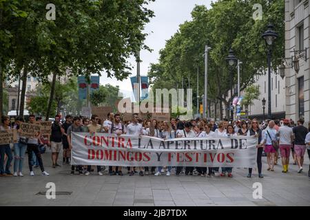Barcellona, Spagna. 03rd giugno 2022. I manifestanti si vedono marciare con una bandiera nell'area commerciale di Portal de l,Àngel durante la dimostrazione. Gridando "vogliamo conciliare lavoro e famiglia”, I sindacalisti e i lavoratori del settore retail hanno dimostrato di fronte ai negozi emblematici di Passeig de Gràcia di protestare contro l'estensione dell'orario di lavoro alle domeniche approvata dal governo della Generalitat di Catalogna e ratificata dal Consiglio comunale di Barcellona per definire un nuova area turistica per l'apertura commerciale. Credit: SOPA Images Limited/Alamy Live News Foto Stock
