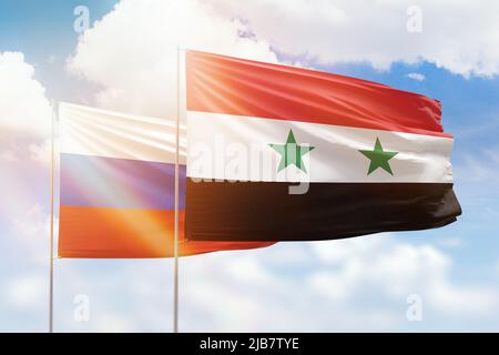 Cielo azzurro soleggiato e bandiere di siria e russia Foto Stock