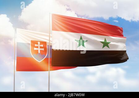 Cielo azzurro soleggiato e bandiere di siria e slovacchia Foto Stock
