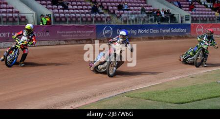 MANCHESTER, REGNO UNITO. GIUGNO 3rd Sam McGurk (116) (Blue) guida Max James (54) (White) durante il British Youth Speedway Championship (Round 4) al National Speedway Stadium di Manchester venerdì 3rd giugno 2022. (Credit: Ian Charles | MI News) Credit: MI News & Sport /Alamy Live News Foto Stock