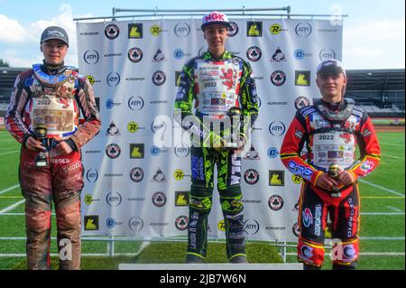MANCHESTER, REGNO UNITO. GIUGNO 3rd 500cc Top 3: (l - r) Sam McGurk (116) (2nd), Ace Pijper (696) (Vincitore), Max James (54) (3rd) durante il British Youth Speedway Championship (Round 4) al National Speedway Stadium di Manchester venerdì 3rd giugno 2022. (Credit: Ian Charles | MI News) Credit: MI News & Sport /Alamy Live News Foto Stock