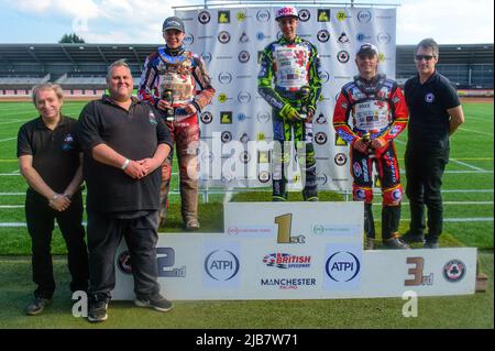 MANCHESTER, REGNO UNITO. GIUGNO 3rd 500cc Rostrum: (l - r) Graham Goodwin, Steve William, Sam McGurk (116) (2nd), Ace Pijper (696) (Vincitore), Max James (54) (3rd) e Belle Vue Director of Speedway, Mark Lemon durante il British Youth Speedway Championship (Round 4) al National Speedway Stadium di Manchester venerdì 3rd giugno 2022. (Credit: Ian Charles | MI News) Credit: MI News & Sport /Alamy Live News Foto Stock