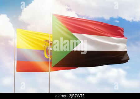 Cielo azzurro soleggiato e bandiere di sudan e ecuador Foto Stock