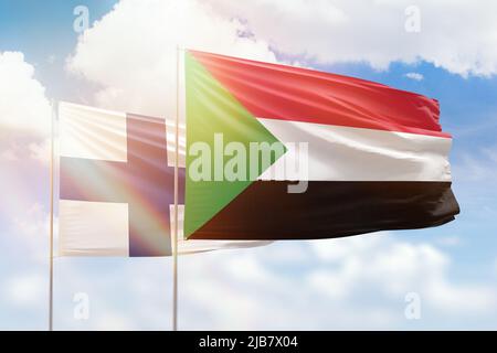 Cielo azzurro soleggiato e bandiere di sudan e finlandia Foto Stock